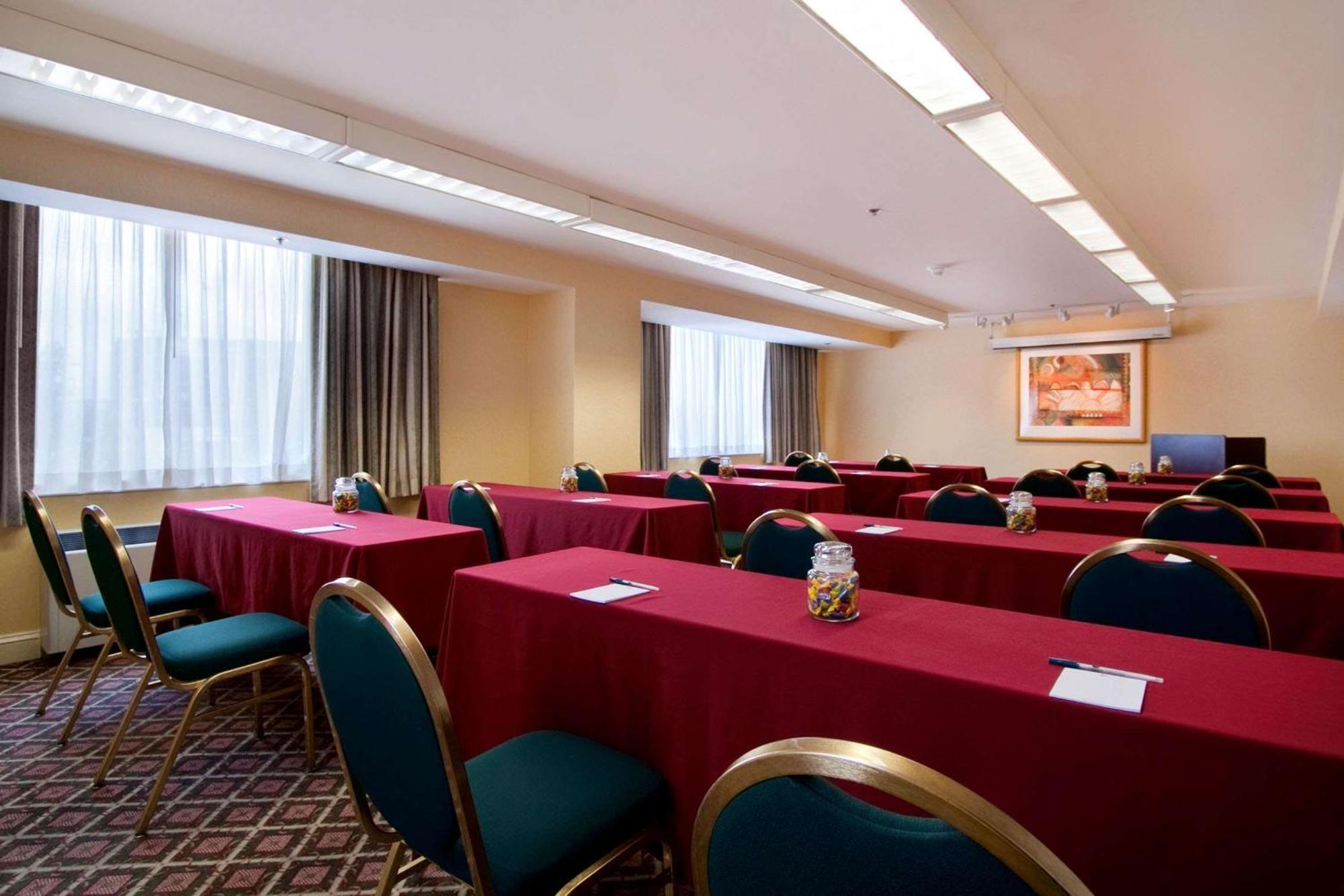 Homewood Suites By Hilton Falls Church Merrifield Bagian luar foto